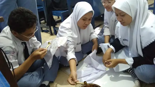 Latih Berkarya, Guru Seni Budaya Mengajarkan Siswanya Membatik