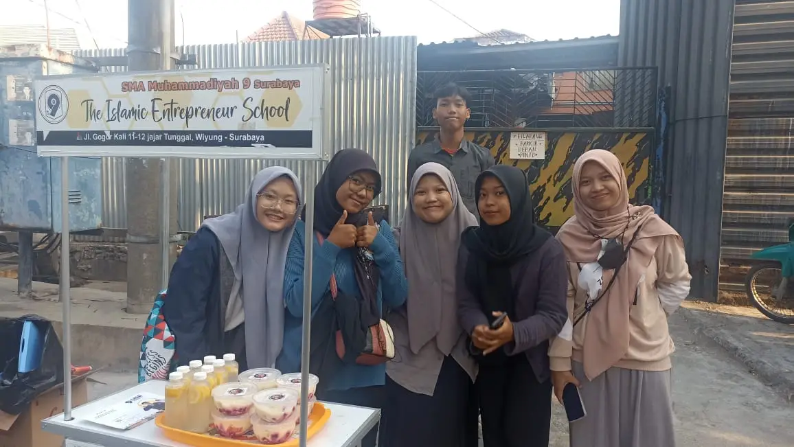 Siswa SMA Muhammadiyah 9 Surabaya Praktek Entrepreneurship di Car Free Day